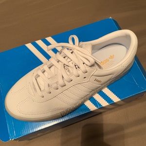 Adidas shoe 7 1/2 but it runs a 1/2 size larger